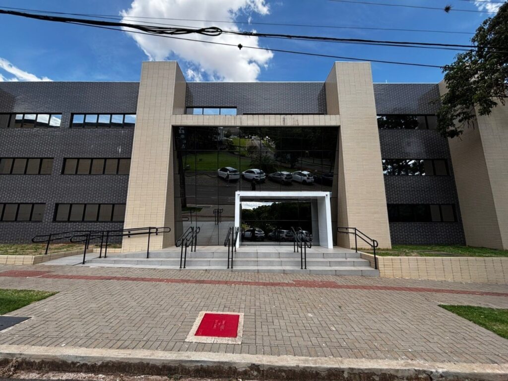 Sala Comercial · 57 m² · Zona 05, Maringá